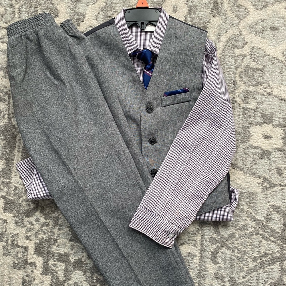 Little boys, size 7, Gray, 4 piece suit by “Van Heusen”.  Excellent condition.